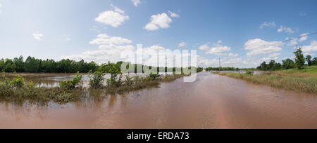 Panorama von der Landstraße, die komplett mit Hochwasser, mit Weideland auf der linken Seite unter Wasser nach heftigen Regenfällen überflutet Stockfoto