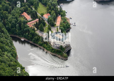 Schloss Orlik unter Orlik Stausee, Blick vom Flugzeug, Tschechische mittelalterliche Festung in Südböhmen, Tschechien Stockfoto