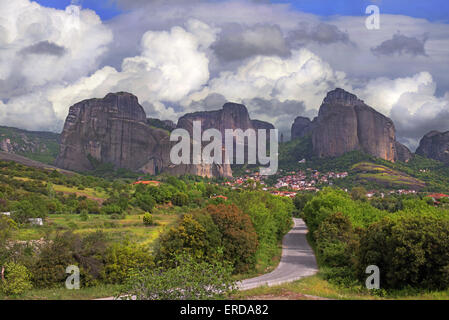 Blick zum traditionellen Dorf Kastraki, liegt am Fuße der Meterora Felsen, Thessalien, Zentralgriechenland Stockfoto