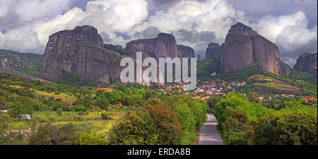 Blick zum traditionellen Dorf Kastraki, liegt am Fuße der Meterora Felsen, Thessalien, Zentralgriechenland Stockfoto