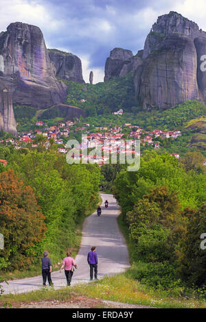 Blick zum traditionellen Dorf Kastraki, liegt am Fuße der Meterora Felsen, Thessalien, Zentralgriechenland Stockfoto