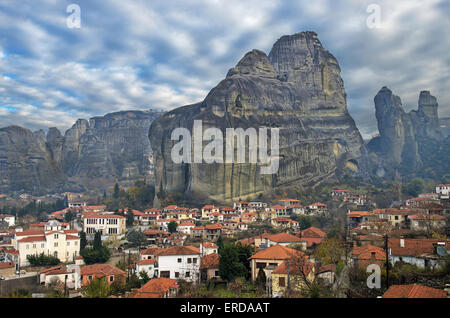 Blick zum traditionellen Dorf Kastraki, liegt am Fuße der Meterora Felsen, Thessalien, Zentralgriechenland Stockfoto