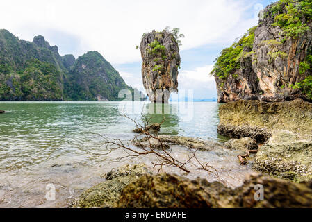 Wunderschön gestalteten im View Point Beach und Meer im Sommer Khao Tapu oder James Bond Insel im Nationalpark Ao Phang Nga Bay Stockfoto