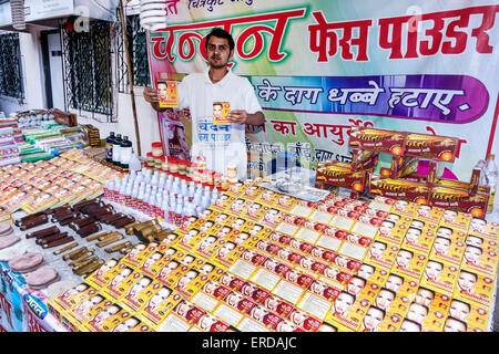 Mumbai Indien, Indischer Asiatisch, Breach Candy, Cumballa Hill, Sidewalkstall, Stände, Stand, Stände, Verkäufer, Verkäufer, Händler, Markt, Marktplatz, Erwachsene Männer Stockfoto