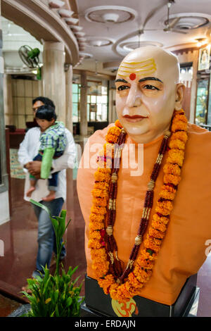 Mumbai Indien, Breach Candy, Cumballa Hill, Shri Sadhubella Krishna Tempel, Religion, religiös, innen, Statue, Mann Männer männlich, Gründer, bindi, India15030 Stockfoto