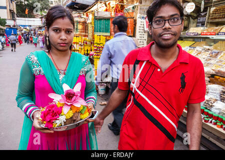 Mumbai Indien, Indischer Asiatisch, Breach Candy, Cumballa Hill, Mahalakshmi Temple Lane, Erwachsene Erwachsene Männer Männer männlich, Frau Frauen weibliche Dame, Bindi, Paar, Angebot, l Stockfoto