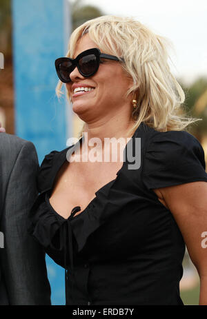 Pamela Anderson und Chrissie Hynde Give Away Gay PETA Leader bei Hochzeit in Las Vegas zu unterzeichnen mit: Pamela Anderson wo: Las Vegas, Nevada, Vereinigte Staaten bei: Kredit-27. November 2014: Judy Eddy/WENN.com Stockfoto