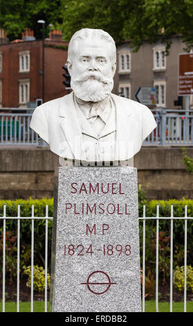 Marmorbüste von MP Samuel Plimsoll auf Steinbock Quay in Bristol schwimmenden Hafen UK Stockfoto