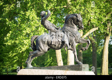 Körperliche Energie. Bronze-Skulptur des englischen Künstlers George Frederic Watts. Das Hotel liegt in Kensington Gardens, London. Stockfoto