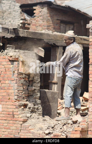 Erdbeben in Nepal: Menschen entfernen Schmutz aus beschädigten Häuser Stockfoto