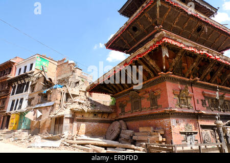 Erdbeben in Nepal: Beschädigte Haus mit intakten Bhairab-Tempel in bhaktapur Stockfoto