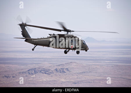 UH-60 Black Hawk zieht nach Betankung in New Mexico. Stockfoto