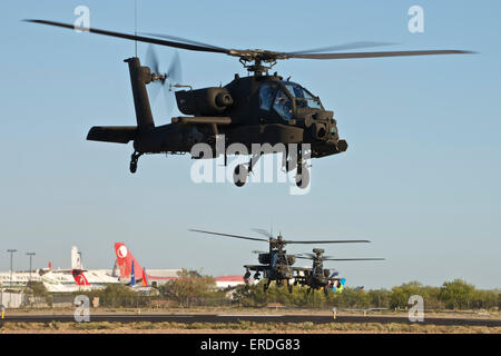 AH - 64D Apache Longbow Hubschrauber auf einer Mission zur Unterstützung der Übung Angel Thunder 2013 ausziehen. Stockfoto