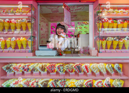 Flor und Eis Verkäufer bei Harajuku Takeshita Street, bekannt für seine farbenfrohen Geschäften und Punk Manga - Anime Gesamteindruck. Stockfoto