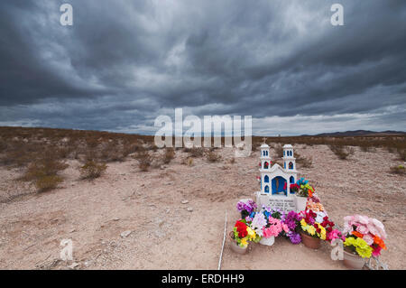 Am Straßenrand Schrein am Auto Unfall Standort Yucca Plains, Chihuahua-Wüste, in der Nähe von Columbus, New Mexico, USA Stockfoto