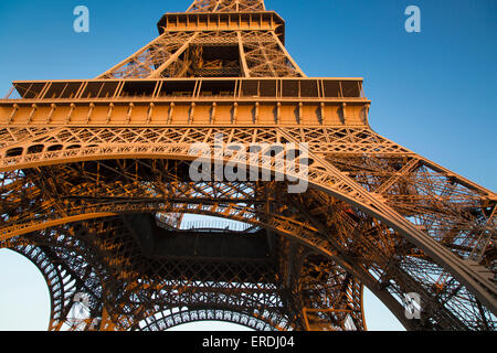 Schein des Sonnenuntergangs auf dem Eiffelturm, Paris, Frankreich Stockfoto