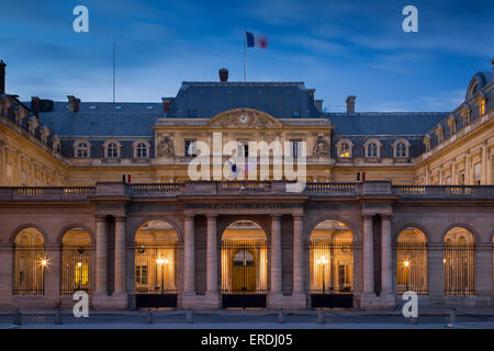 Dämmerung außerhalb Palais Royal, Paris, Frankreich Stockfoto