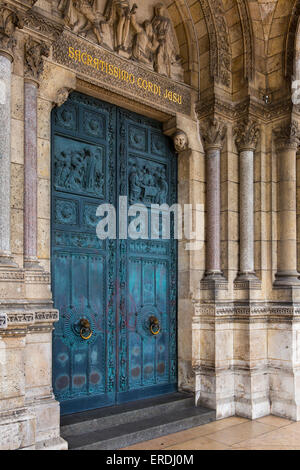 Geschnitzte Holztüren am Eingang zum Basilique du Sacre Coeur, Montmartre, Paris, Frankreich Stockfoto