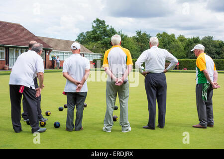Ältere Männer spielen Schalen im Park im Nordosten Englands. UK Stockfoto
