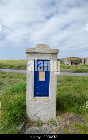 Alte blaue Postfach oder Briefkasten oder Postfach in Guernsey Stockfoto