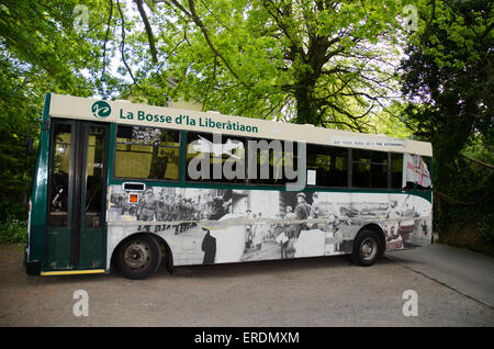 Ein Reisebus dekoriert in der Feier des Endes der deutschen Besetzung von WW2 in Guernsey Kanalinseln Stockfoto