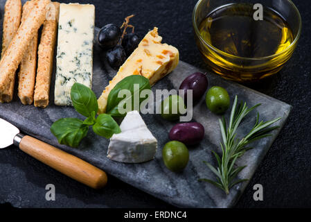 Tapas Platte mit Käse, Oliven, Weintrauben und Rotwein, Essen Rand Hintergrund Stockfoto