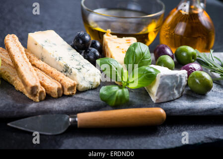 Tapas Platte mit Käse, Oliven, Weintrauben und Rotwein, Essen Rand Hintergrund Stockfoto