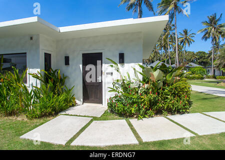 Schöne tropische Resort Bungalows unter Palmen Stockfoto