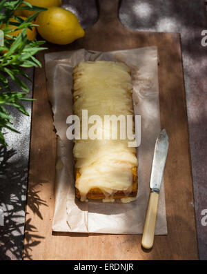 Vegan und Gluten frei Zitrone beträufeln Kuchen Stockfoto