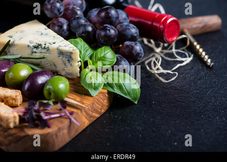 Tapas Platte mit Käse, Oliven, Weintrauben und Rotwein, Essen Rand Hintergrund Stockfoto