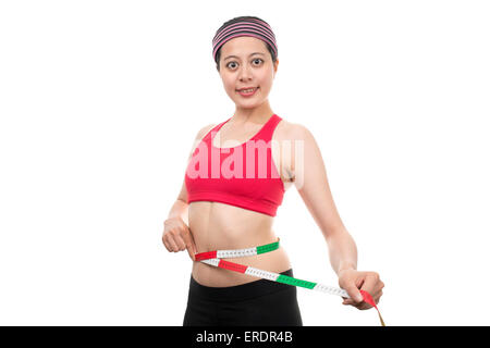 Frauen messen schlanke Taille mit Lächeln Stockfoto