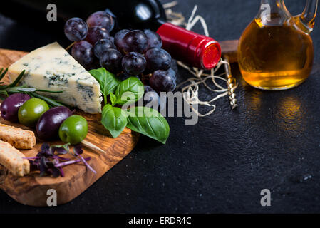 Tapas Platte mit Käse, Oliven, Weintrauben und Rotwein, Essen Rand Hintergrund Stockfoto