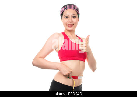 Frauen messen schlanke Taille mit Lächeln Stockfoto