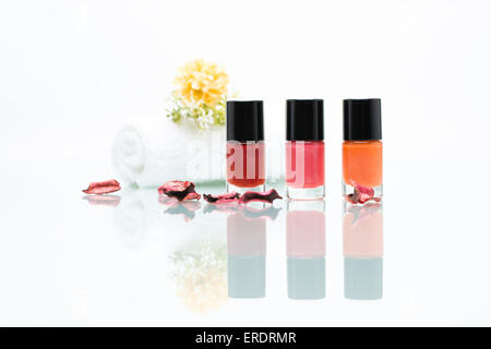 Bunte Nagellacke und Handtuch und getrocknete Blumen Stockfoto