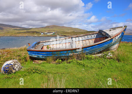 Altes Boot auf die Insel Ulva mit Sound Ulva und die Isle of Mull im Hintergrund. Stockfoto