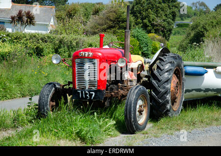 Alte rote Traktor Straßenrand in Guernsey Kanalinseln Stockfoto