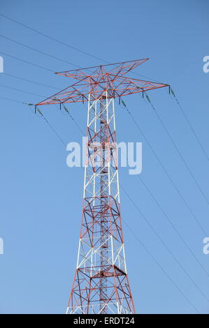 Power-Line-Tower auf blauen Himmelshintergrund Stockfoto