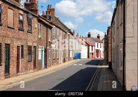 Cawood Village, North Yorkshire UK. Auf der Suche nach Nordosten Sherburn Straße entlang. Stockfoto