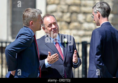 London. 27. Mai 2015. Zustand-Öffnung des Parlaments. Alex Salmond, Jacob Rees-Mogg am College Green sprechen Stockfoto