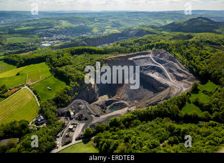 Kalkstein Bergbau, entwickelnden Gebiet unterhalb des Steinbruchs Herdringen Steinbruch Ebel, Arnsberg, Sauerland, Nordrhein-Westfalen, Deutschland Stockfoto