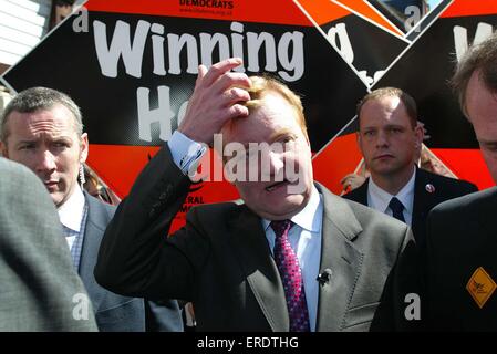 Liberal Democrats Charles Kennedy befasst sich eine Menschenmenge in Hythe, Kent, Großbritannien 20. März 2005 Stockfoto