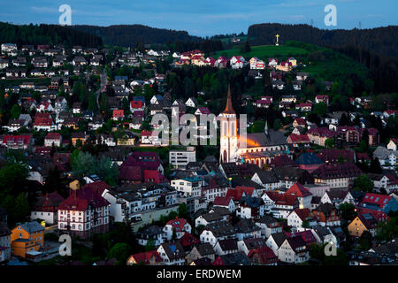 Neustädter Münster oder Pfarrei Kirche von St. Jacobi in der Abenddämmerung, spätgotische, Neustadt, Titisee-Neustadt, Schwarzwald Stockfoto