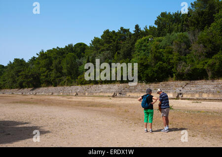 Touristen-paar, Lachsfamilie Stadion, Akropolis Monte Smith, Rhodos Stadt, Rhodos, Griechenland, Europa Stockfoto