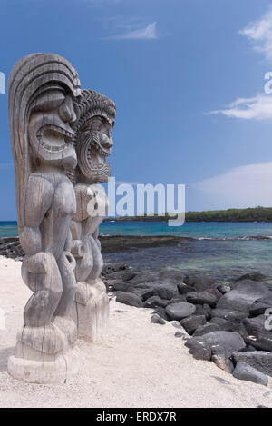 Holzfiguren, Pu'uhonua o Honaunau National Historical Park, Holualoa, Big Island, Hawaii, USA Stockfoto