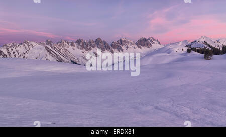 Verschneiten See Salfeinssee an einem Winterabend, Kalkkögel Bergen im Hintergrund, Salfeins, Grinzens, Tirol, Österreich Stockfoto