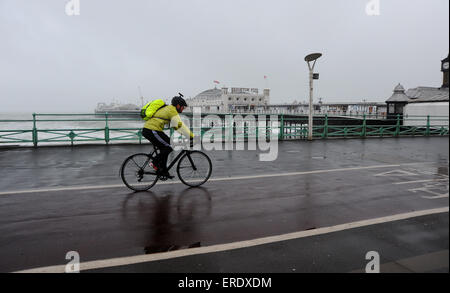 Brighton, UK. 2. Juni 2015. Ein Radfahrer kämpft gegen die Elemente auf Brighton Seafront in was kaum sein kann Blazing Juni genannt, da Stürme der südlichen Küste England heute Peitschen Stockfoto