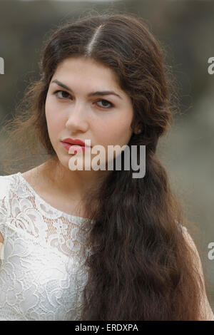 Junge Frau mit langen braunen Haaren Stockfoto