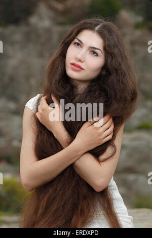 Junge Frau mit langen braunen Haaren Stockfoto