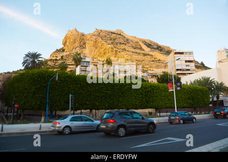 Castillo de Santa Barbara, Burg, gesehen von Juan Bautista Lafora-Straße, Alacant, Alicante, Costa Blanca, Spanien Stockfoto