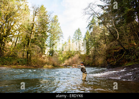 Kaukasische Fischer Fliegenfischen im Fluss Stockfoto